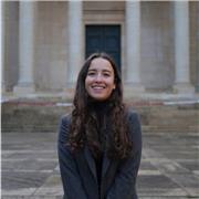 Juriste donnant des cours de droit (notamment en droit de la propriété intellectuelle et en droit des contrats)